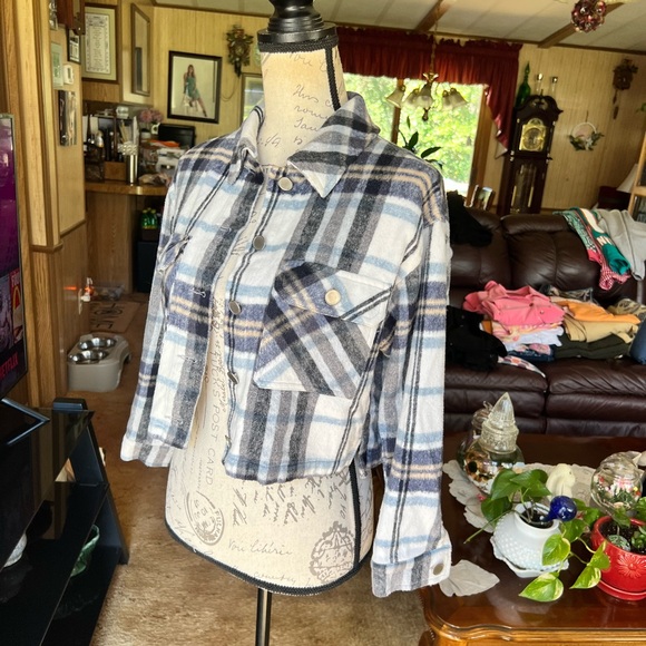 Woman’s Zara plaid cropped jacket - Picture 7 of 16